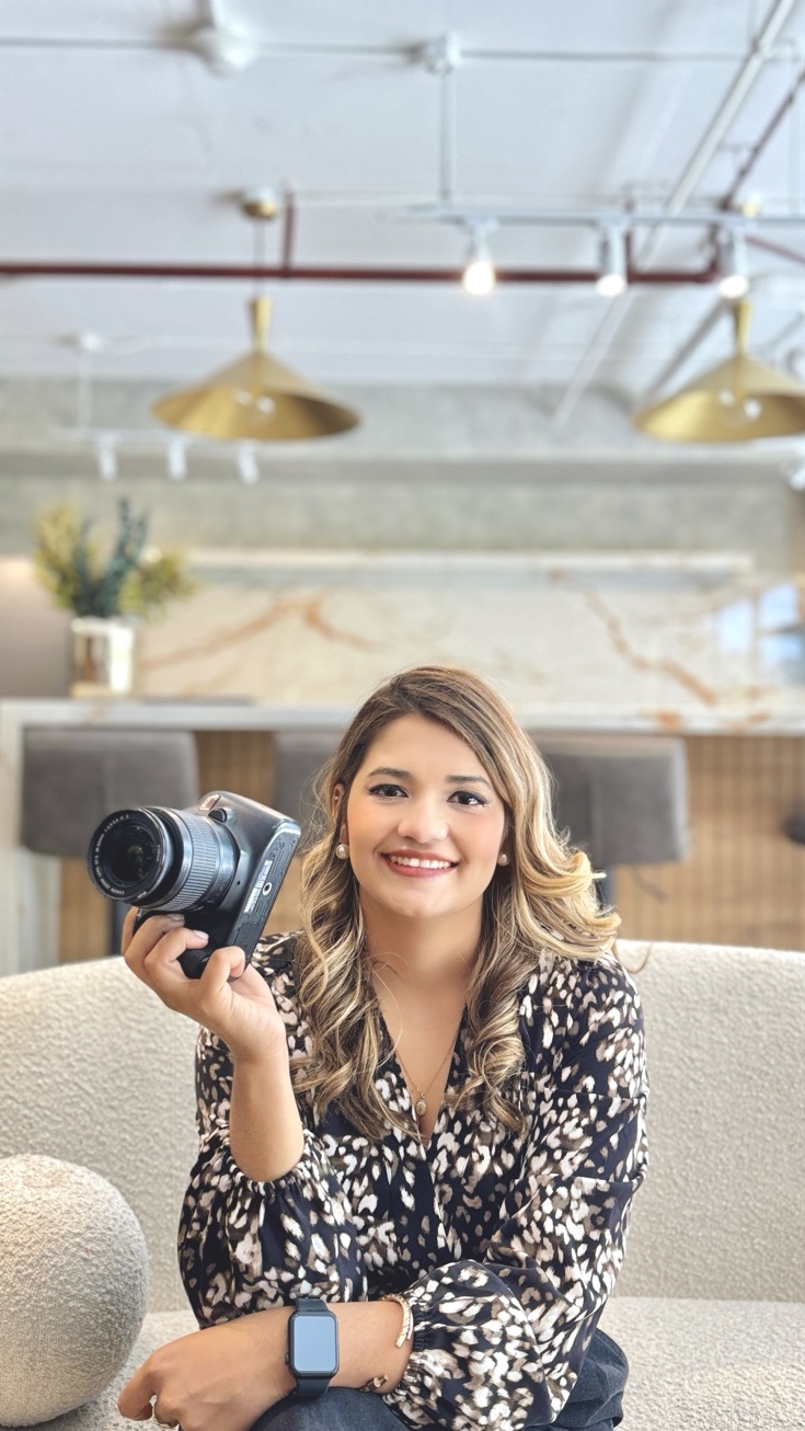 Giselle, fundadora de Innova Creative, con su cámara en mano
