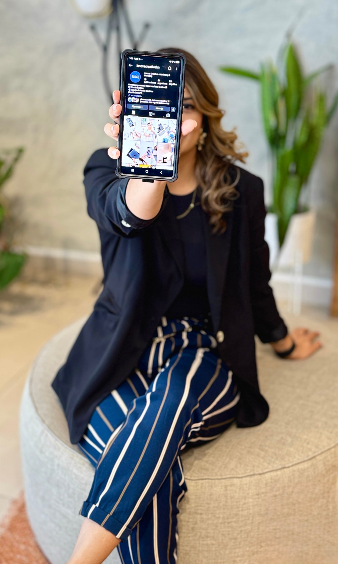 Giselle mostrando el perfil de Instagram de Innova Creative